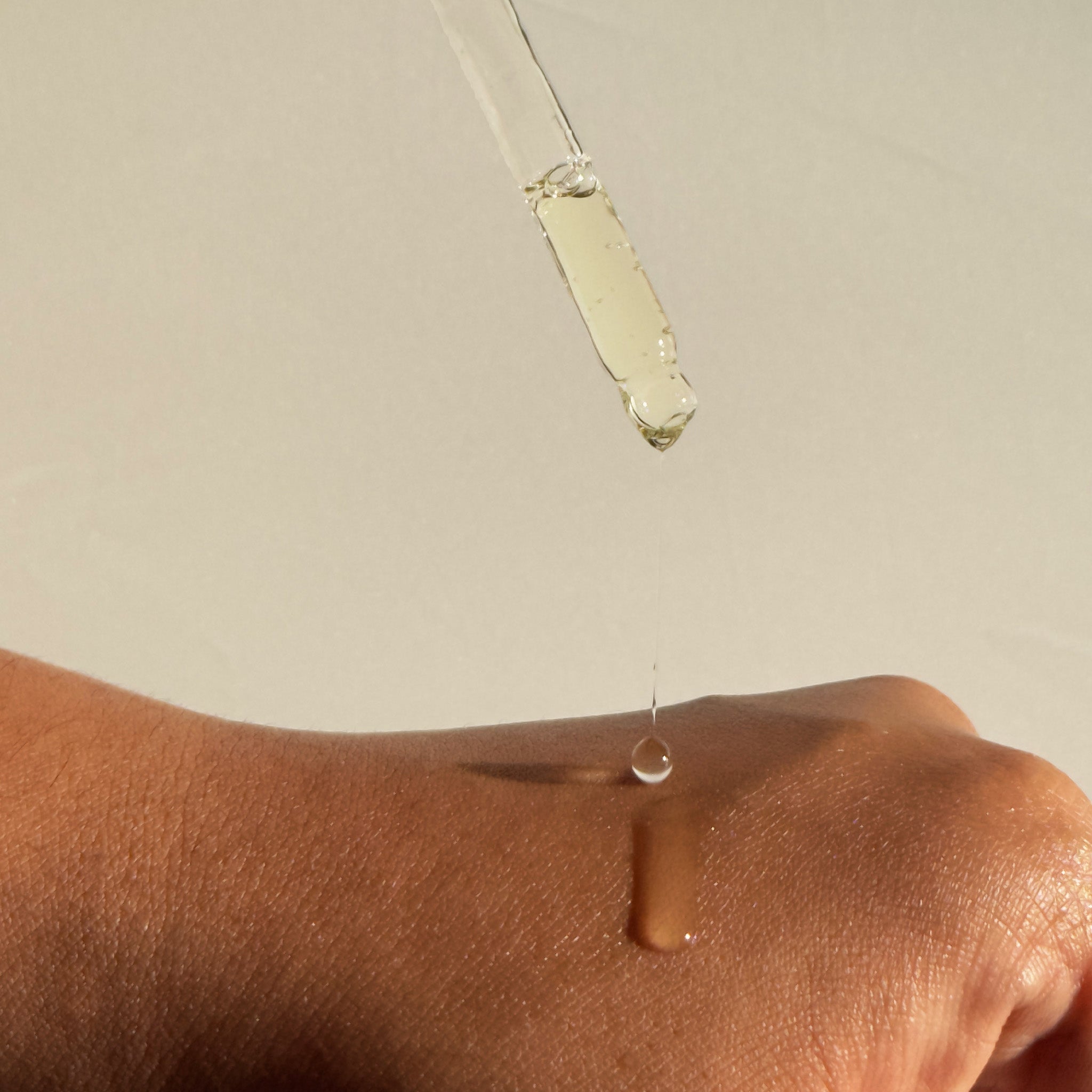 Natural Turmeric Face Serum_Action Shot